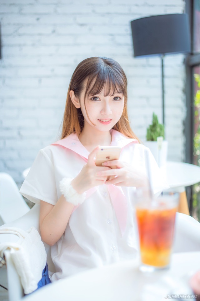 “幼常，蜀中对主公来说，太重要了，一旦输了蜀中，这天下……呵呵……”说到最后，诸葛亮悠悠的叹了口气，这种话，也只能跟马谡说说，其他人，诸葛亮不敢说，也不能说，太打击士气了。